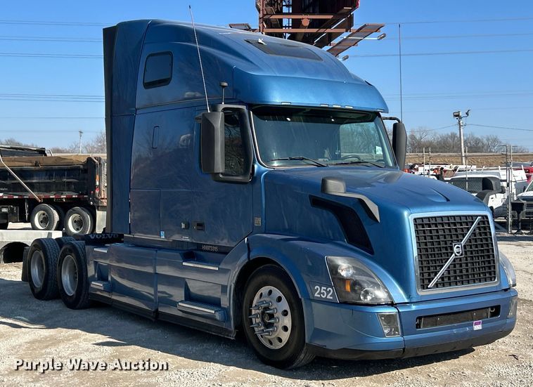image for item ET6991 2017 Volvo  VNL semi truck