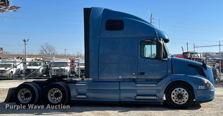 image for item ET6991 2017 Volvo  VNL semi truck