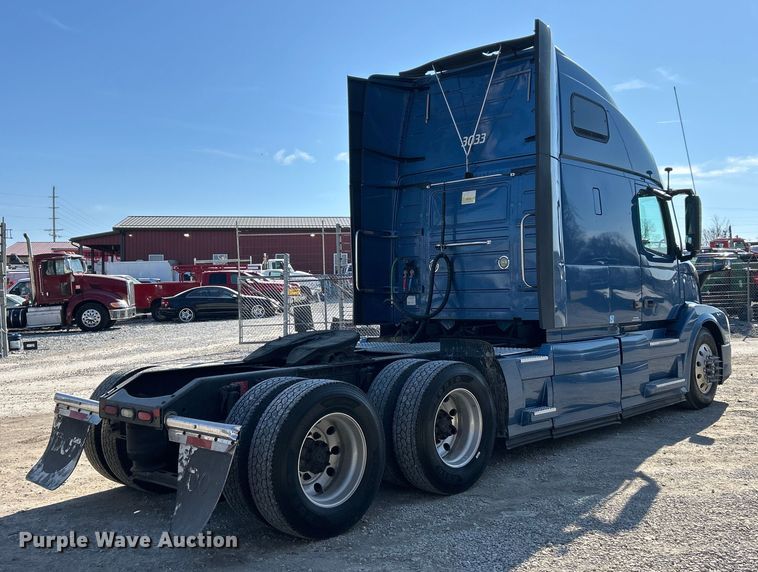 image for item ET6991 2017 Volvo  VNL semi truck