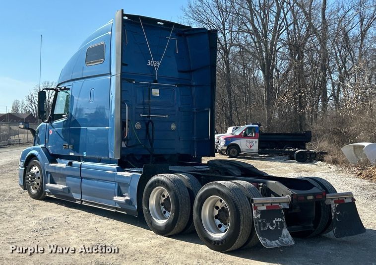 image for item ET6991 2017 Volvo  VNL semi truck