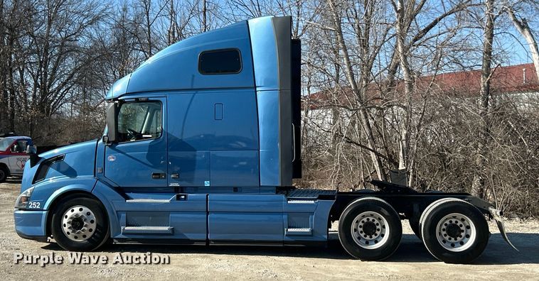 image for item ET6991 2017 Volvo  VNL semi truck