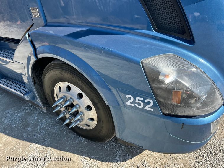 image for item ET6991 2017 Volvo  VNL semi truck