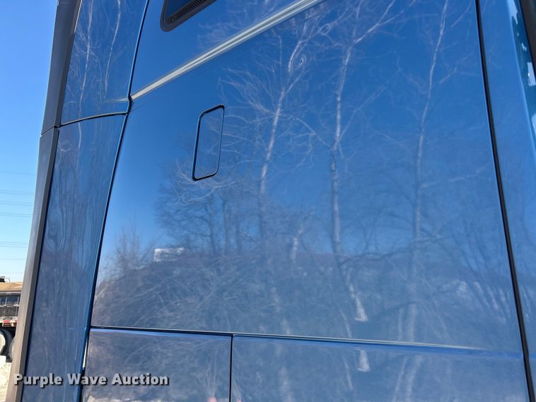 image for item ET6991 2017 Volvo  VNL semi truck