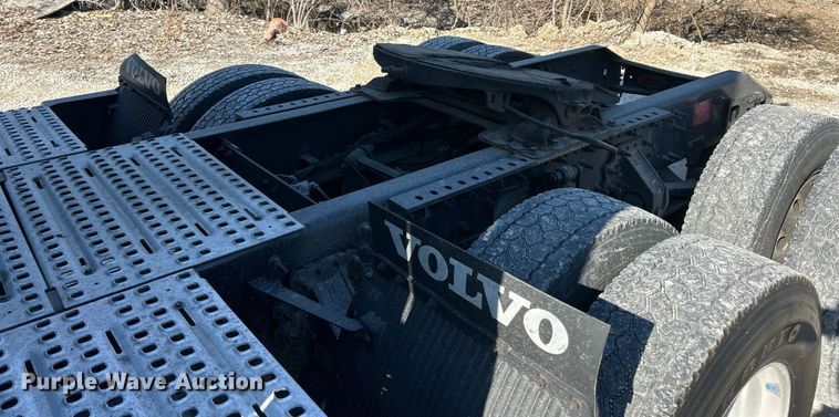 image for item ET6991 2017 Volvo  VNL semi truck