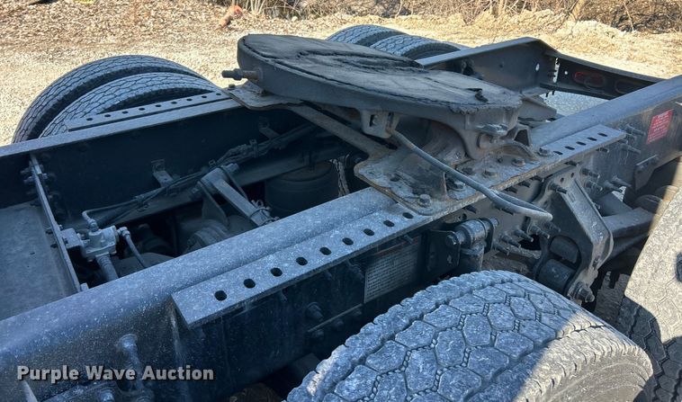 image for item ET6991 2017 Volvo  VNL semi truck