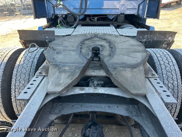 image for item ET6991 2017 Volvo  VNL semi truck