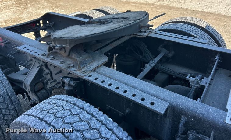 image for item ET6991 2017 Volvo  VNL semi truck