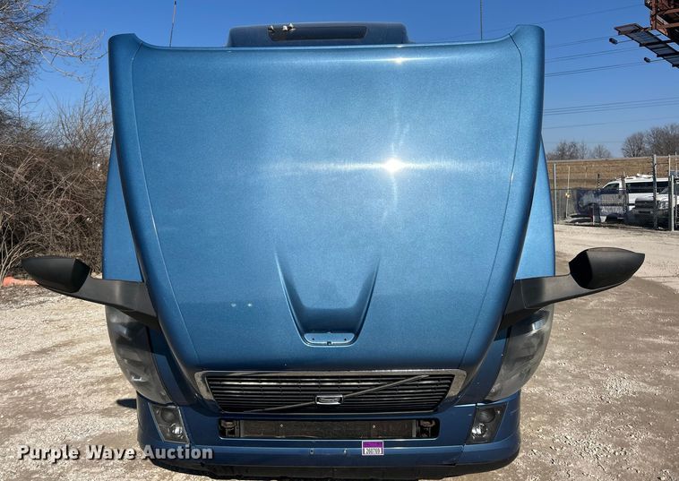 image for item ET6991 2017 Volvo  VNL semi truck