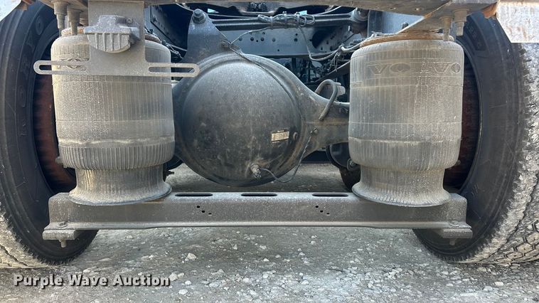 image for item ET6991 2017 Volvo  VNL semi truck