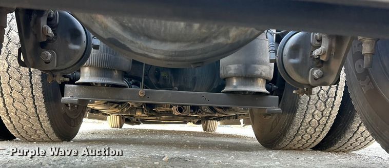 image for item ET6991 2017 Volvo  VNL semi truck