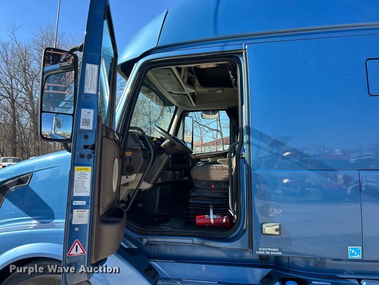 image for item ET6991 2017 Volvo  VNL semi truck