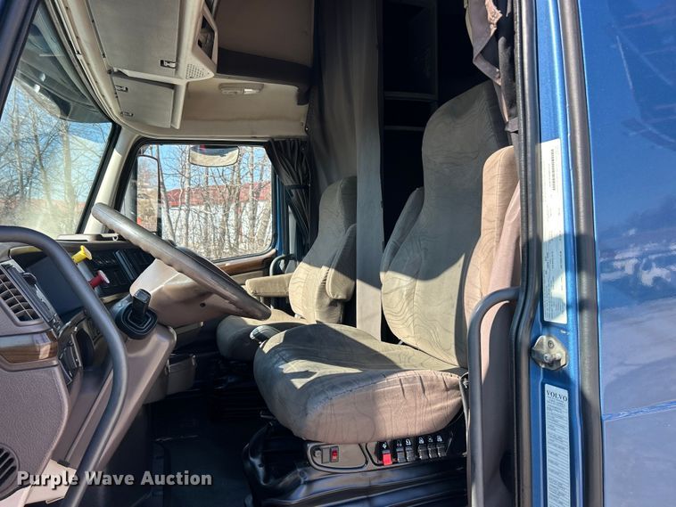 image for item ET6991 2017 Volvo  VNL semi truck