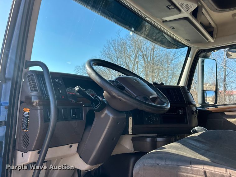 image for item ET6991 2017 Volvo  VNL semi truck