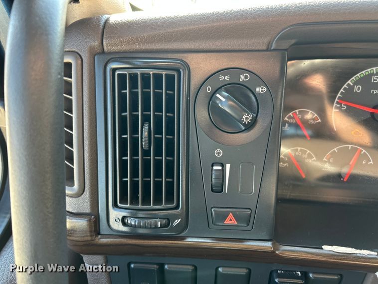 image for item ET6991 2017 Volvo  VNL semi truck