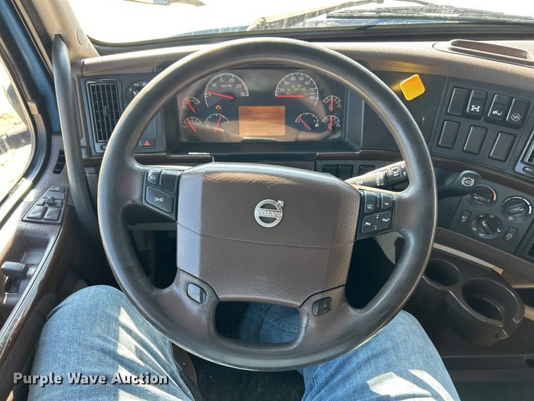 image for item ET6991 2017 Volvo  VNL semi truck