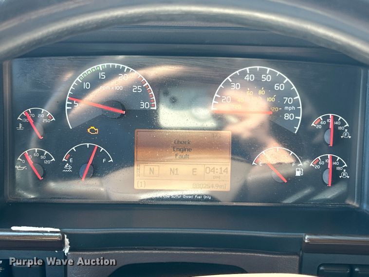 image for item ET6991 2017 Volvo  VNL semi truck