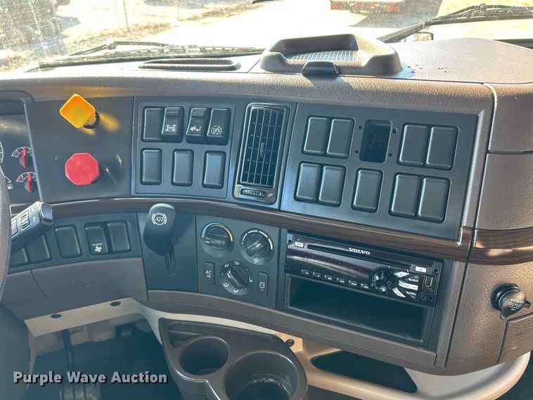 image for item ET6991 2017 Volvo  VNL semi truck