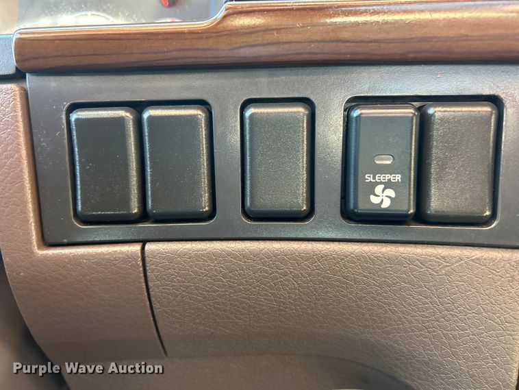 image for item ET6991 2017 Volvo  VNL semi truck