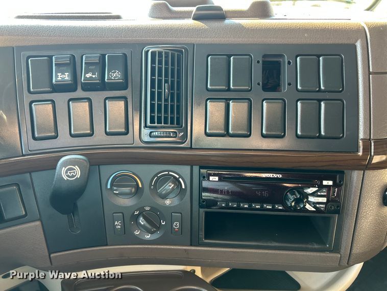 image for item ET6991 2017 Volvo  VNL semi truck