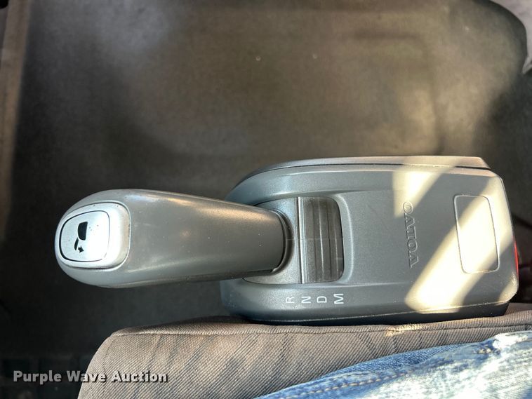 image for item ET6991 2017 Volvo  VNL semi truck