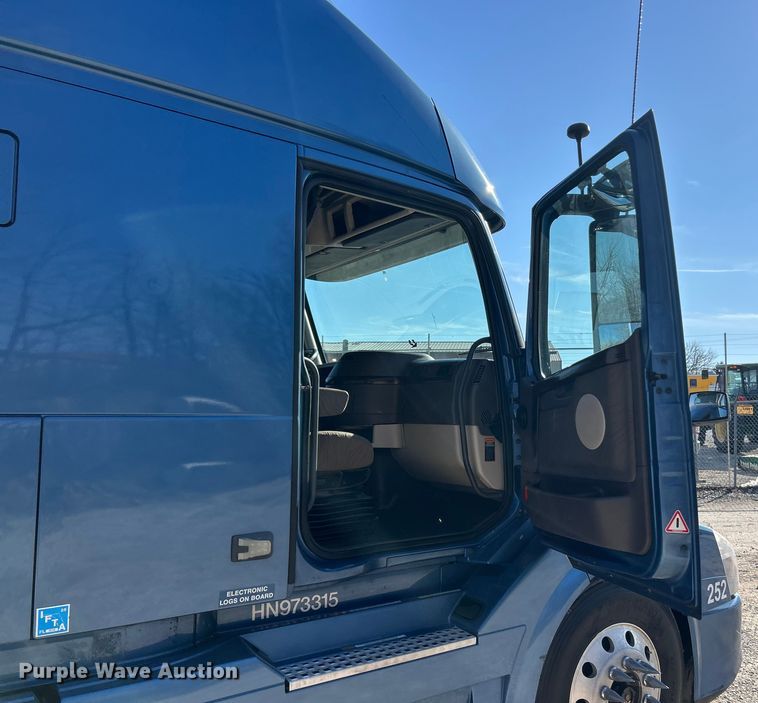 image for item ET6991 2017 Volvo  VNL semi truck