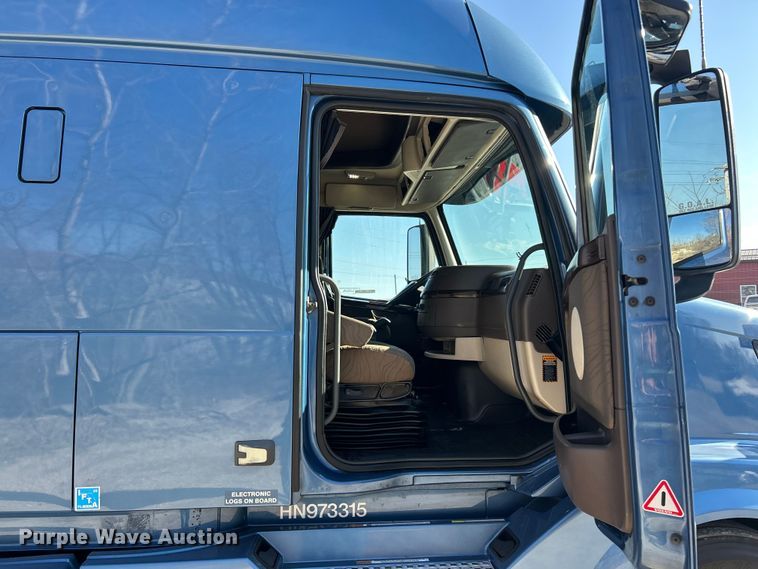 image for item ET6991 2017 Volvo  VNL semi truck