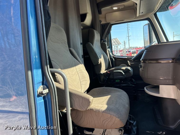 image for item ET6991 2017 Volvo  VNL semi truck