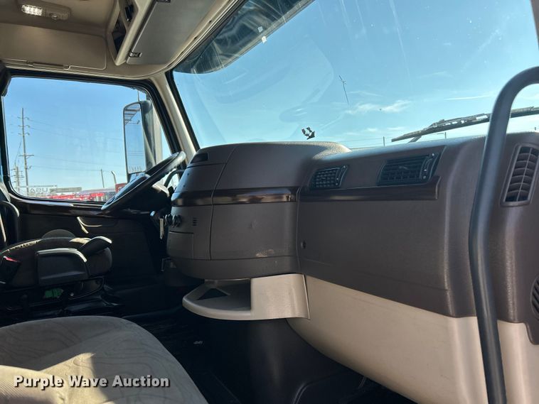 image for item ET6991 2017 Volvo  VNL semi truck