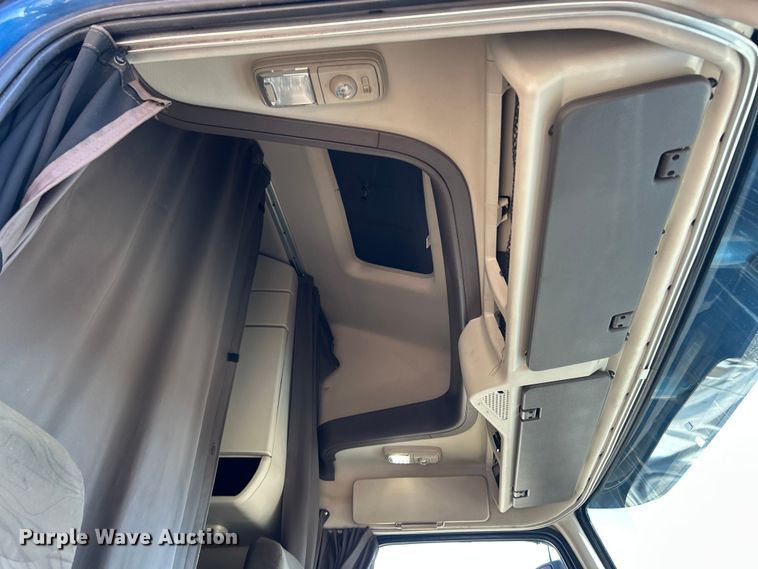 image for item ET6991 2017 Volvo  VNL semi truck