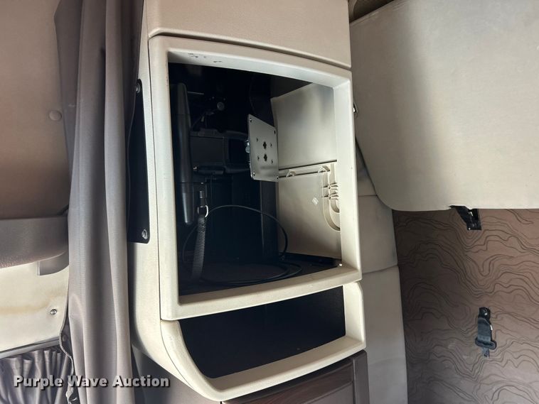 image for item ET6991 2017 Volvo  VNL semi truck