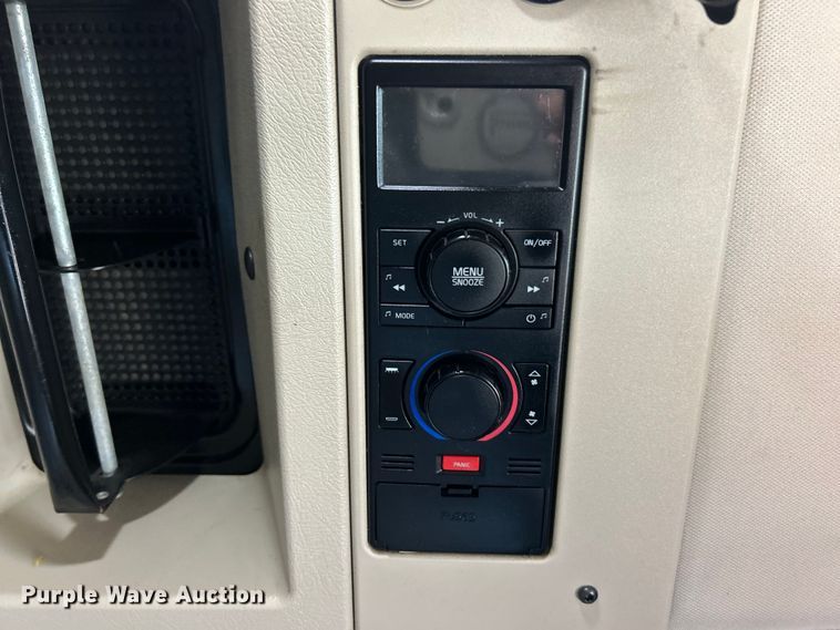 image for item ET6991 2017 Volvo  VNL semi truck