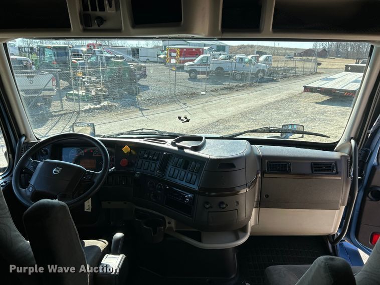 image for item ET6991 2017 Volvo  VNL semi truck