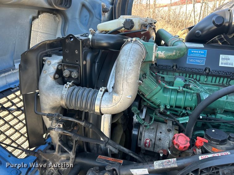 image for item ET6991 2017 Volvo  VNL semi truck