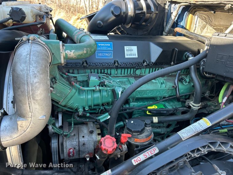 image for item ET6991 2017 Volvo  VNL semi truck