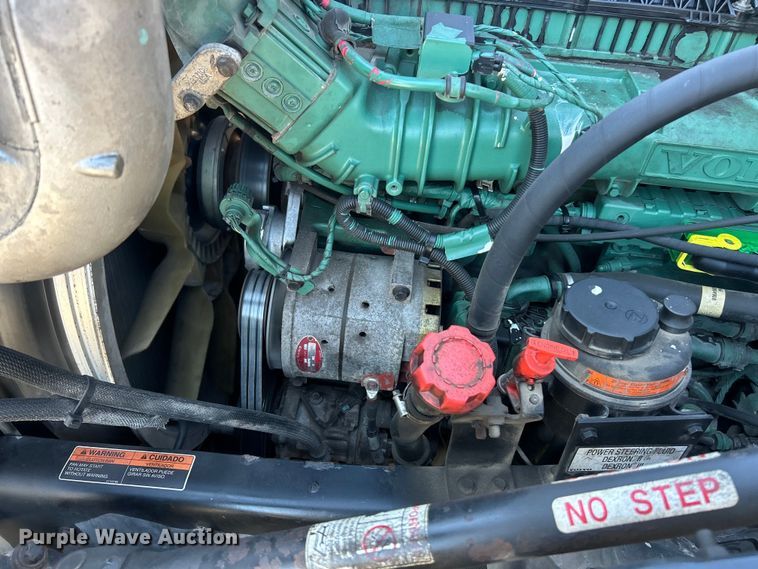 image for item ET6991 2017 Volvo  VNL semi truck