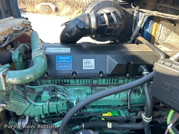image for item ET6991 2017 Volvo  VNL semi truck