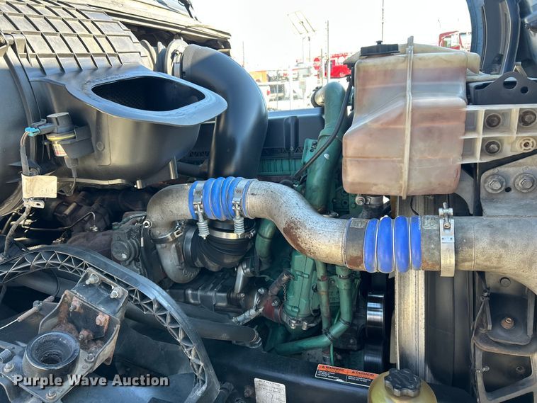 image for item ET6991 2017 Volvo  VNL semi truck