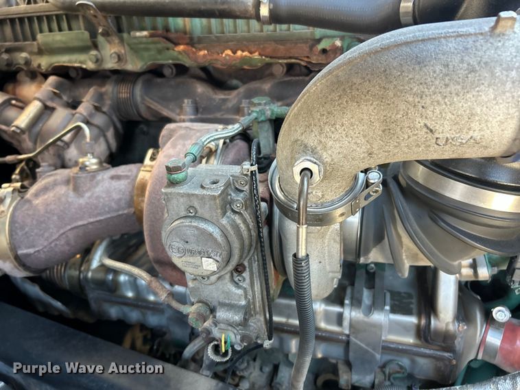 image for item ET6991 2017 Volvo  VNL semi truck