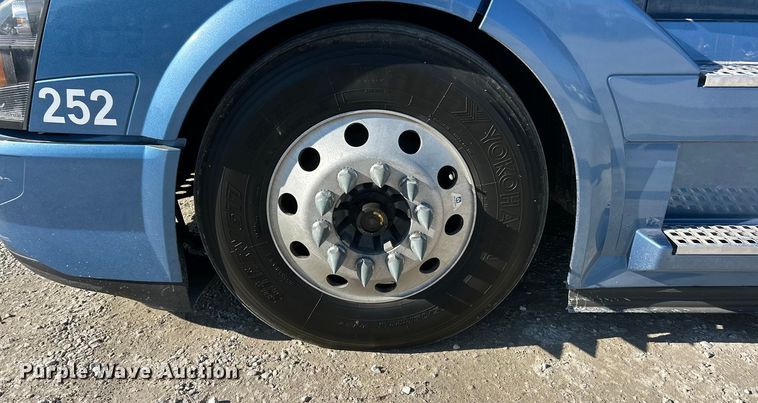 image for item ET6991 2017 Volvo  VNL semi truck