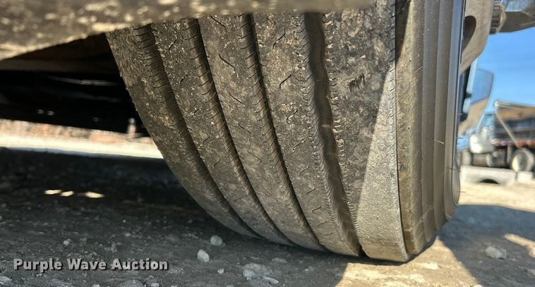 image for item ET6991 2017 Volvo  VNL semi truck