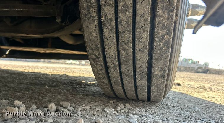 image for item ET6991 2017 Volvo  VNL semi truck