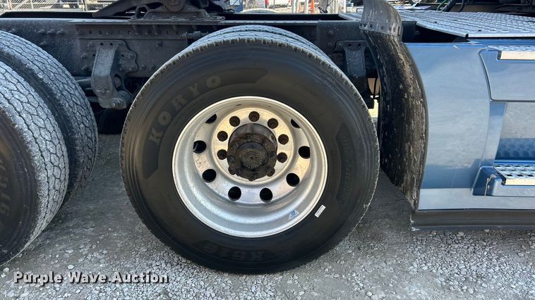 image for item ET6991 2017 Volvo  VNL semi truck