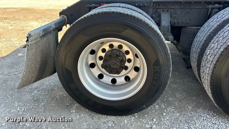 image for item ET6991 2017 Volvo  VNL semi truck