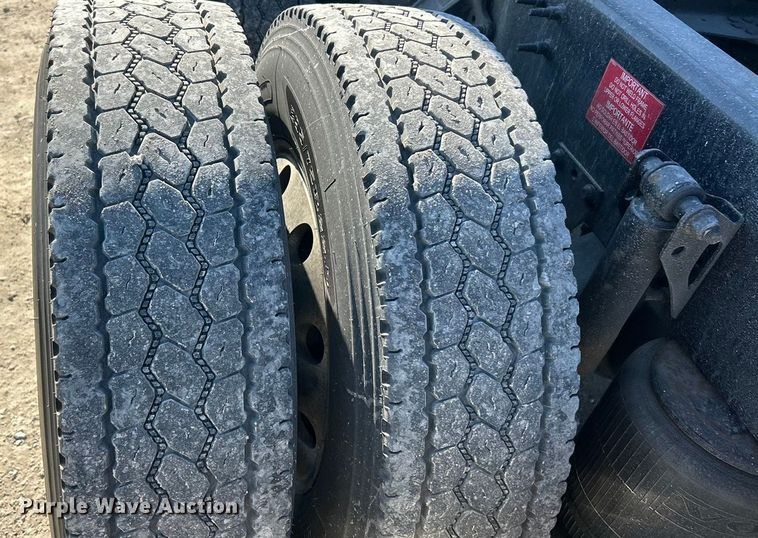 image for item ET6991 2017 Volvo  VNL semi truck