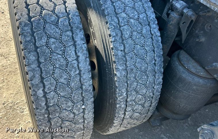 image for item ET6991 2017 Volvo  VNL semi truck