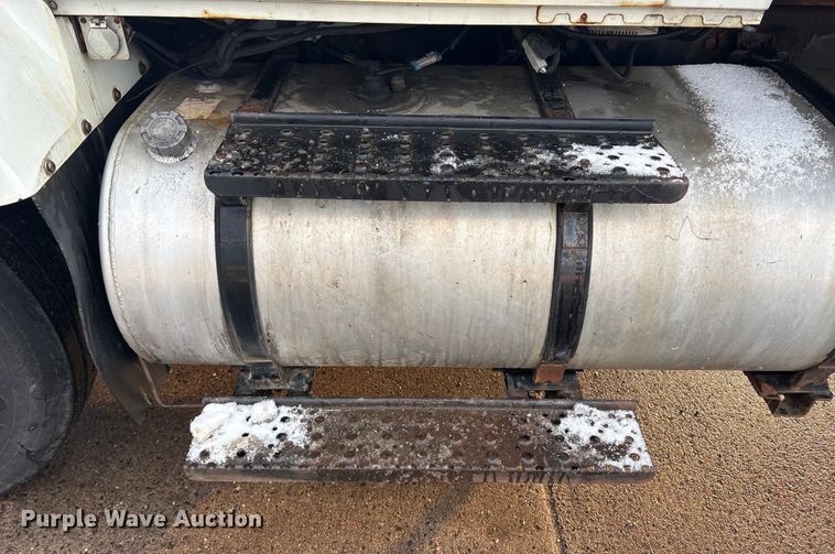 image for item ET8653 2007 International 7400 box truck