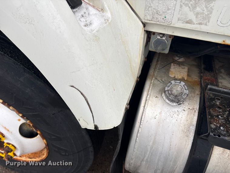 image for item ET8653 2007 International 7400 box truck