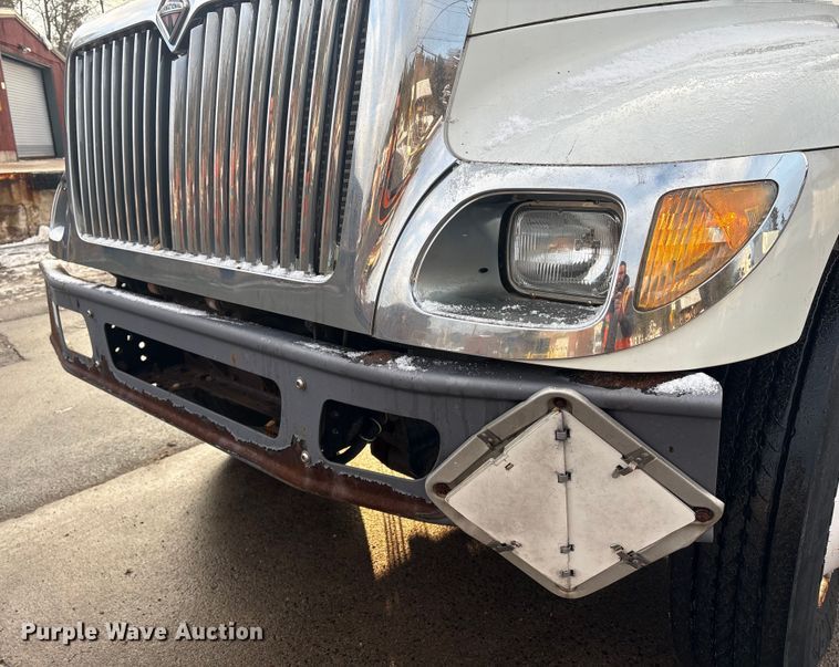 image for item ET8653 2007 International 7400 box truck