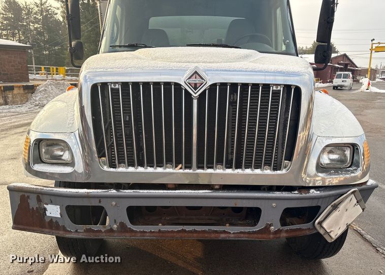 image for item ET8653 2007 International 7400 box truck