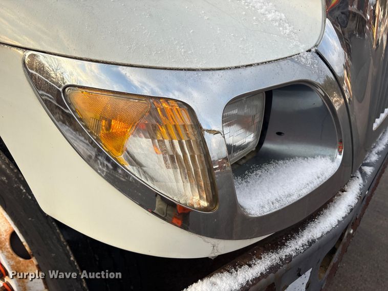 image for item ET8653 2007 International 7400 box truck